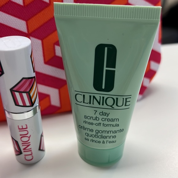 Clinique bundle with cosmetics bag - Picture 3 of 7